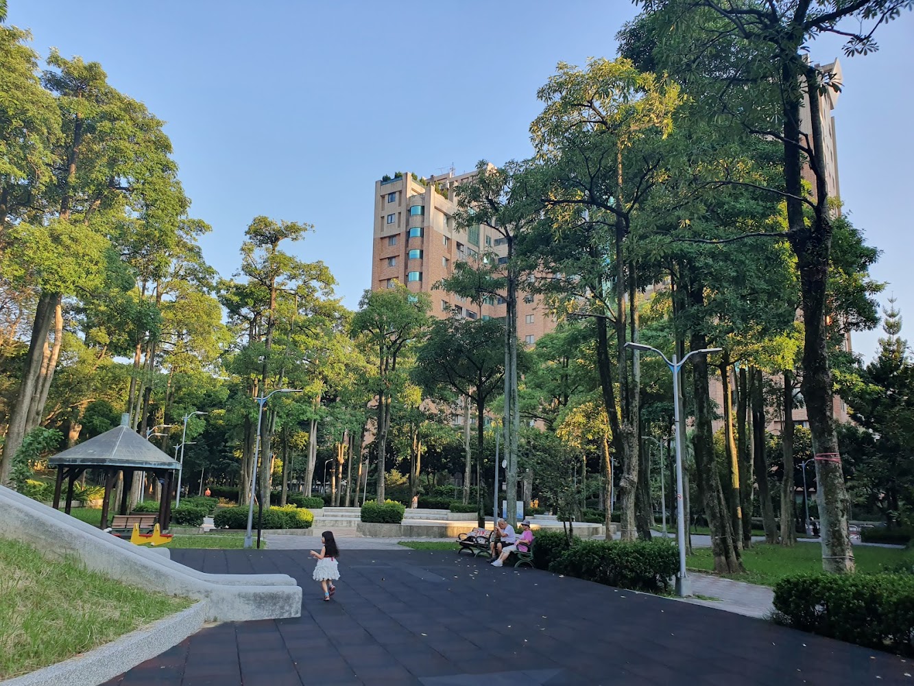 紫陽公園草坪步道與休憩座椅，適合親子停留