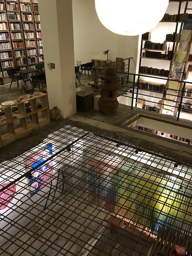 艸祭Book inn滿室書牆
