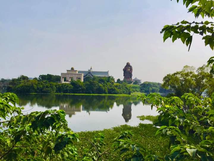 湖對岸大型佛像與寺廟倒映在峨眉湖湖面