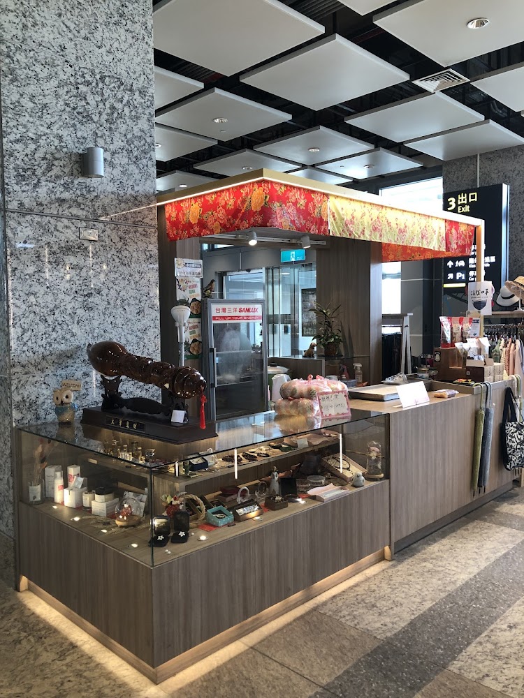 台灣客家喜慶文創伴手禮店內展示櫃與伴手禮商品