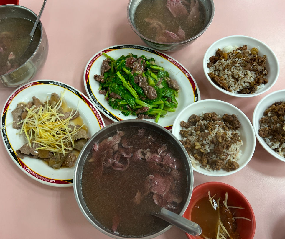 旗哥牛肉湯 台南牛肉湯 桌面 炒牛肉 肉燥飯 清湯