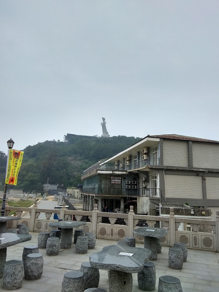 戶外石桌休息區與山上觀音像