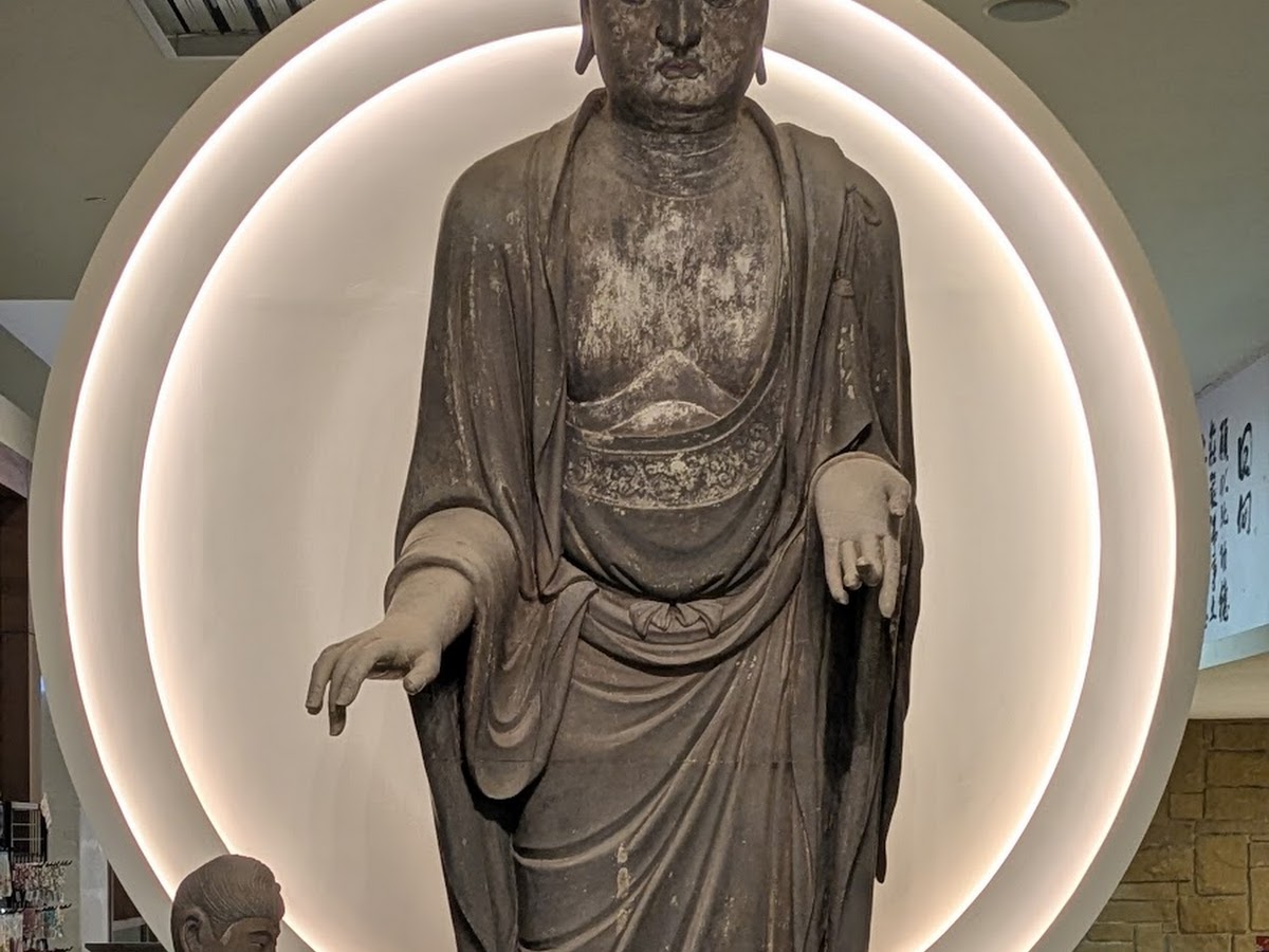 佛陀紀念館館內大型立佛像-高雄旅遊景點