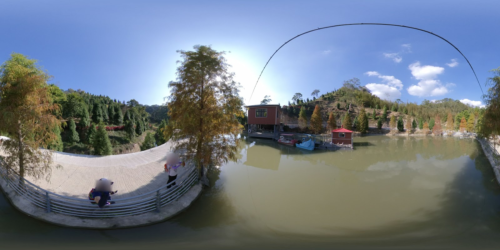 苗栗三灣落羽松莊園全景,湖面倒映紅色木屋與小船