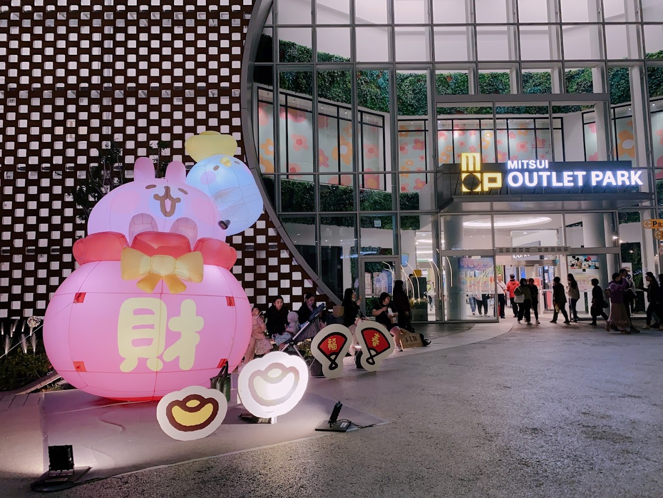 台南三井 Outlet 入口與大型裝置