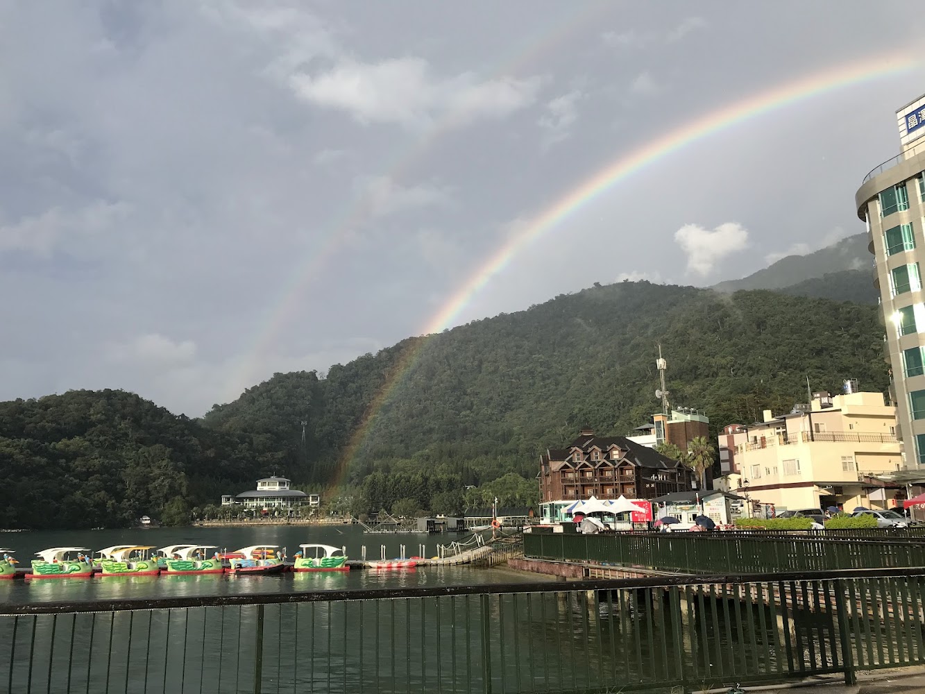 伊達邵碼頭平台遠望彩虹與湖景