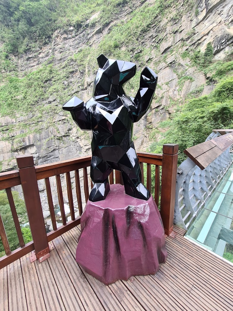 多面切割造型黑熊雕像
