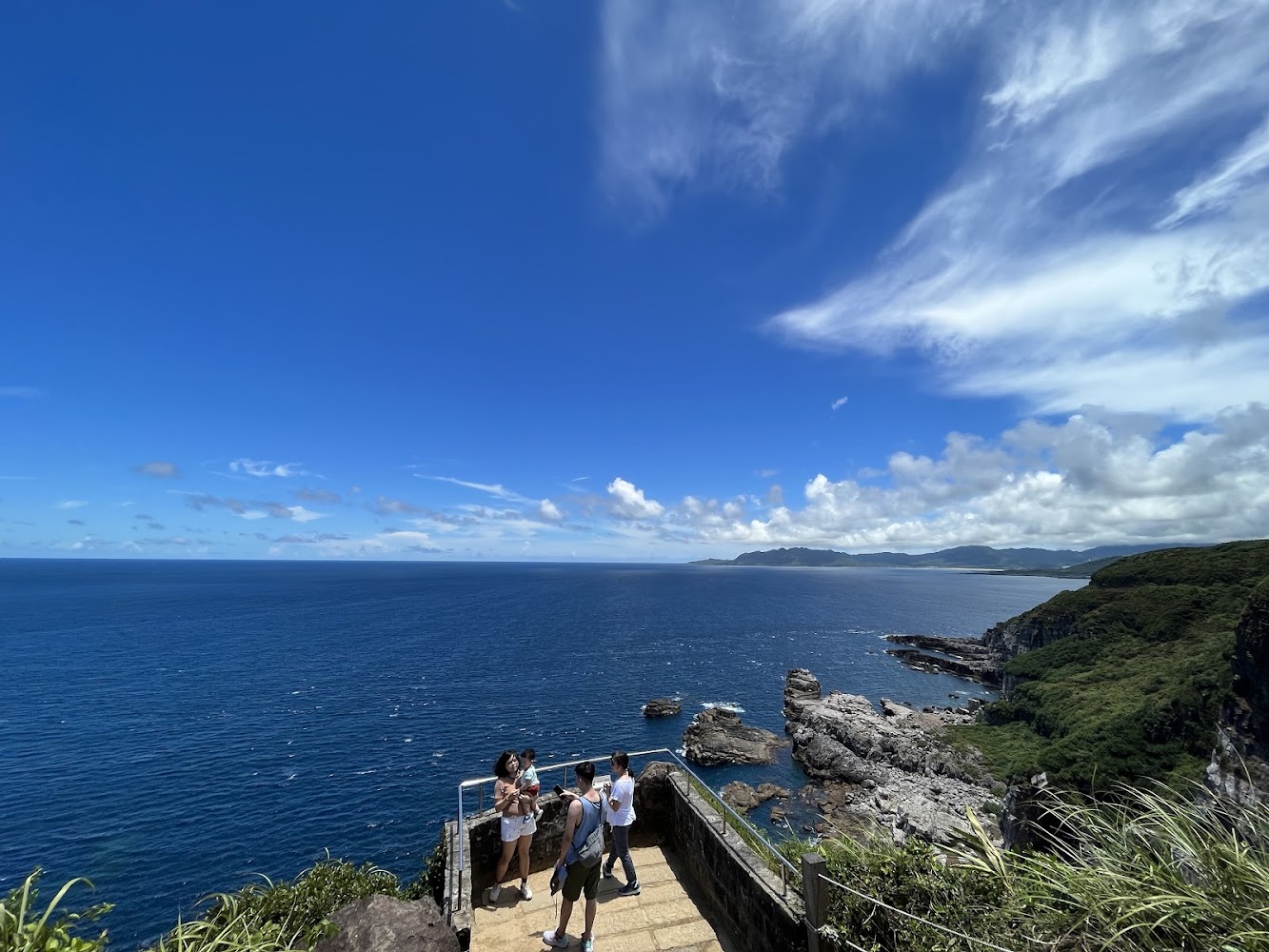 龍洞灣觀景台遊客看海