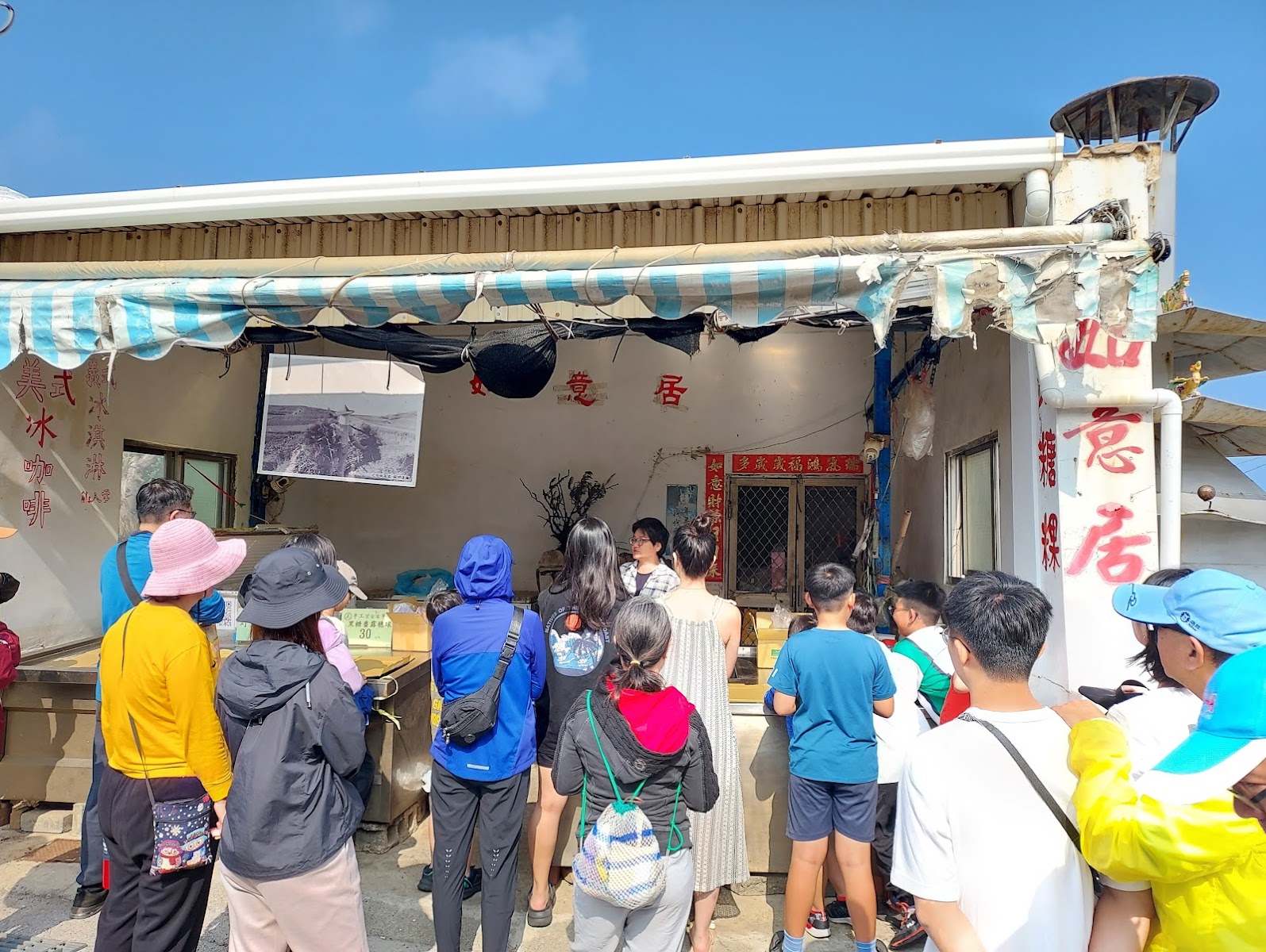 天台山山腳小吃攤山居意居，大批遊客排隊等候
