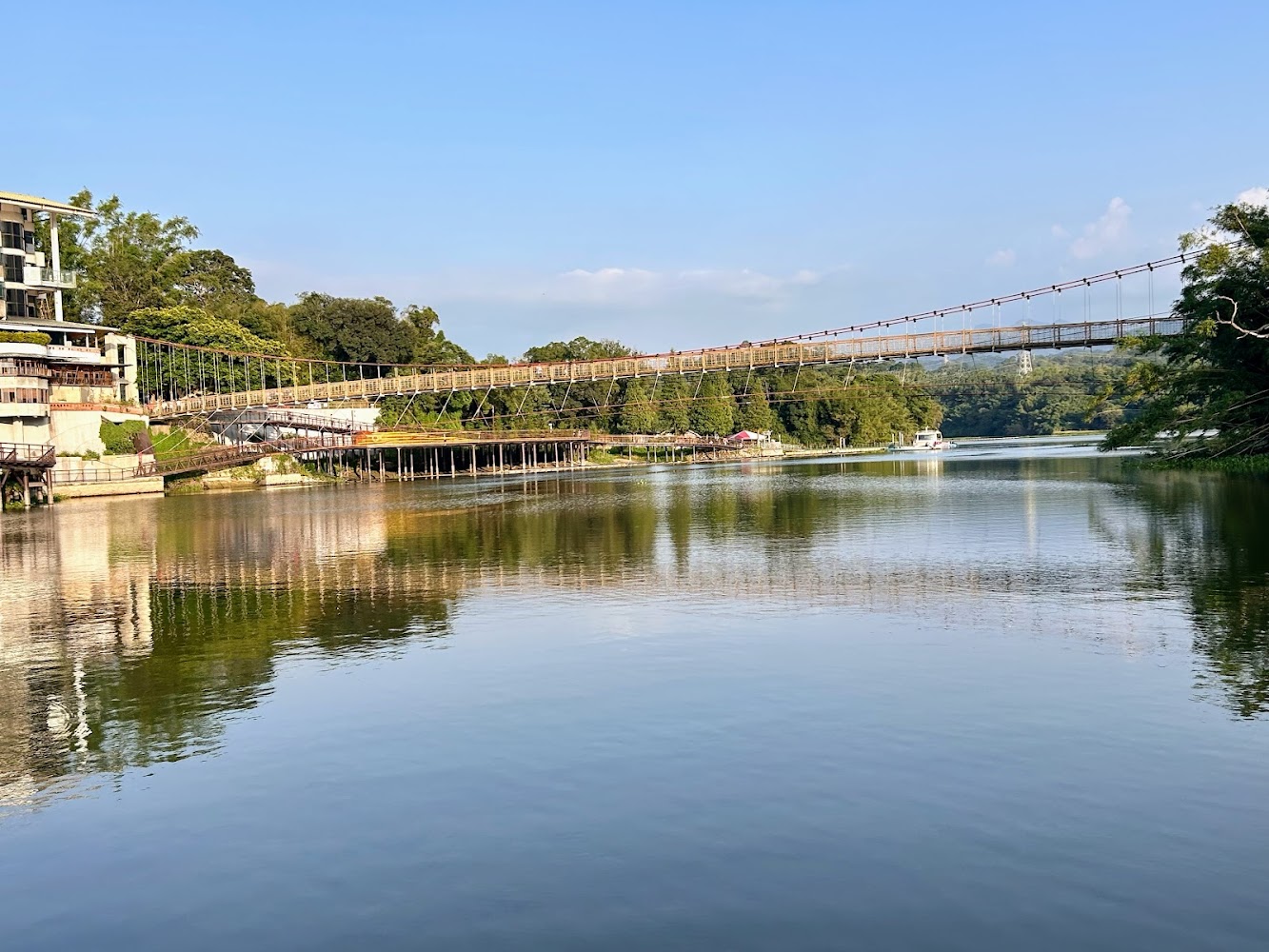 細茅埔吊橋橫跨平靜水面
