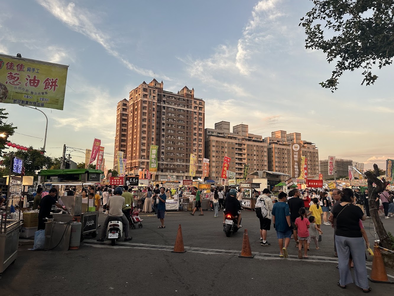 旱溪觀光夜市攤販招牌與住宅區背景