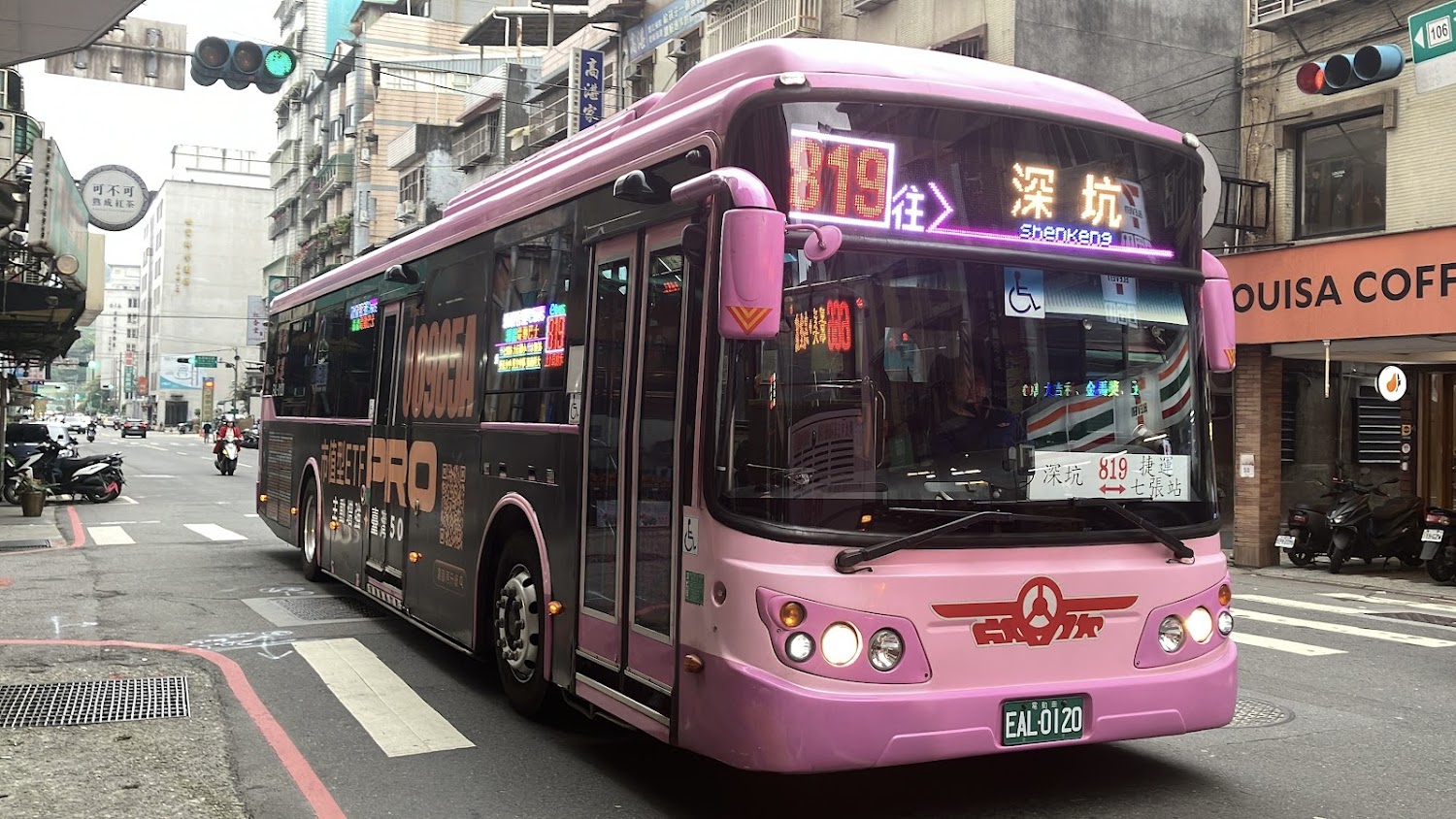 819公車行經萬順寮附近市區道路