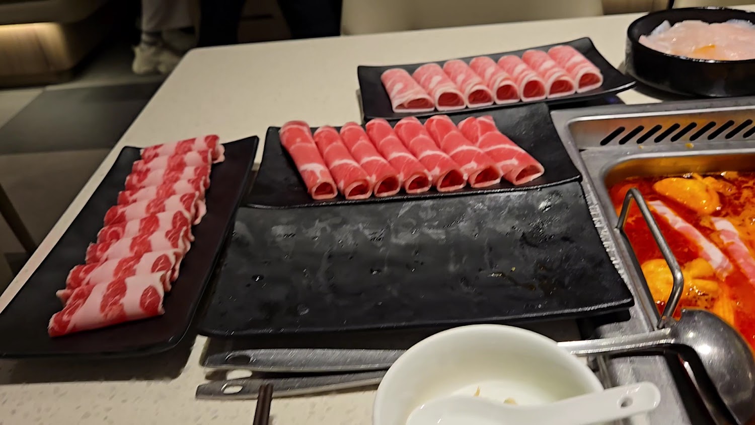 海底撈信義微風南山店火鍋肉盤與鍋底