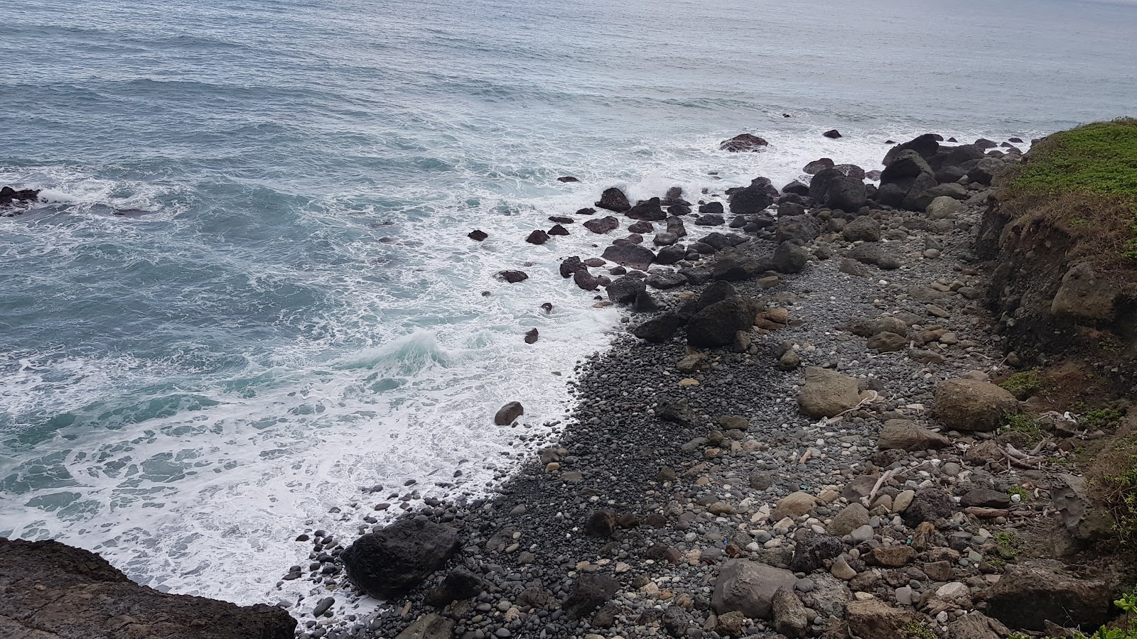 母子海岸黑色礫石海岸線浪花花蓮