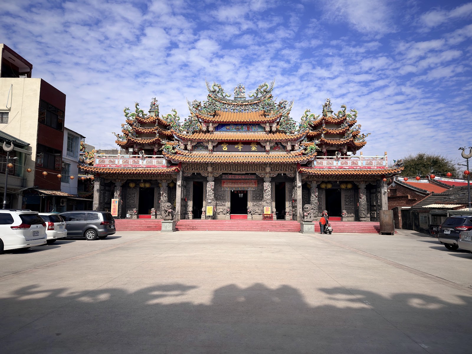 雲林元長鰲峰宮保生大帝廟正面全景,三川殿龍鳳裝飾宏偉,晴天藍天白雲