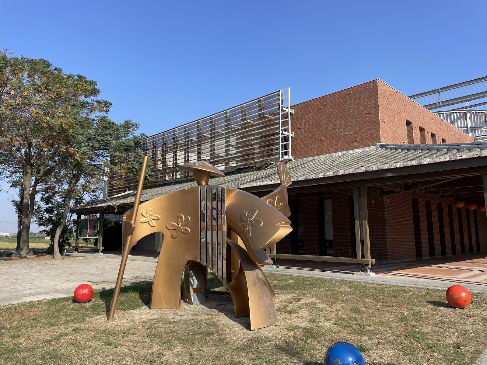 詔安客家文化館外觀金色雕塑，雲林崙背客家文化博物館