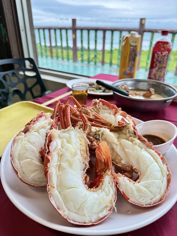 對半切開的新鮮龍蝦與海景餐桌