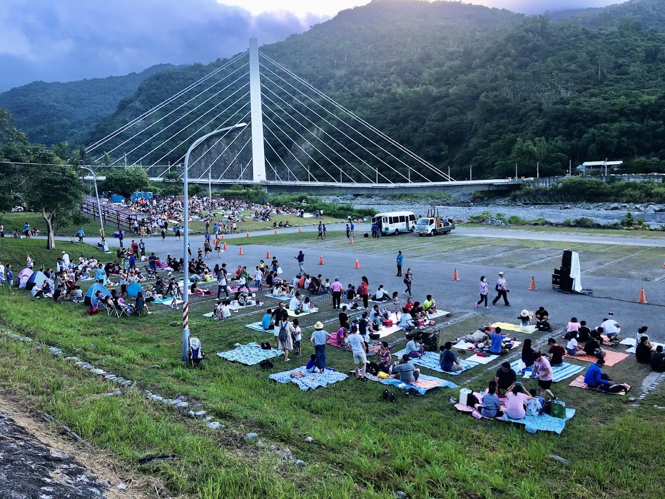 戶外草地野餐與斜張橋景觀