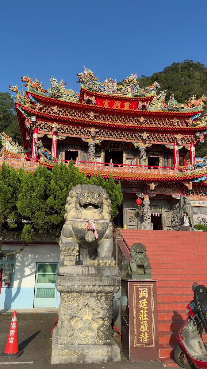 仙山靈洞宮石獅近拍與廟宇上層彩色屋頂