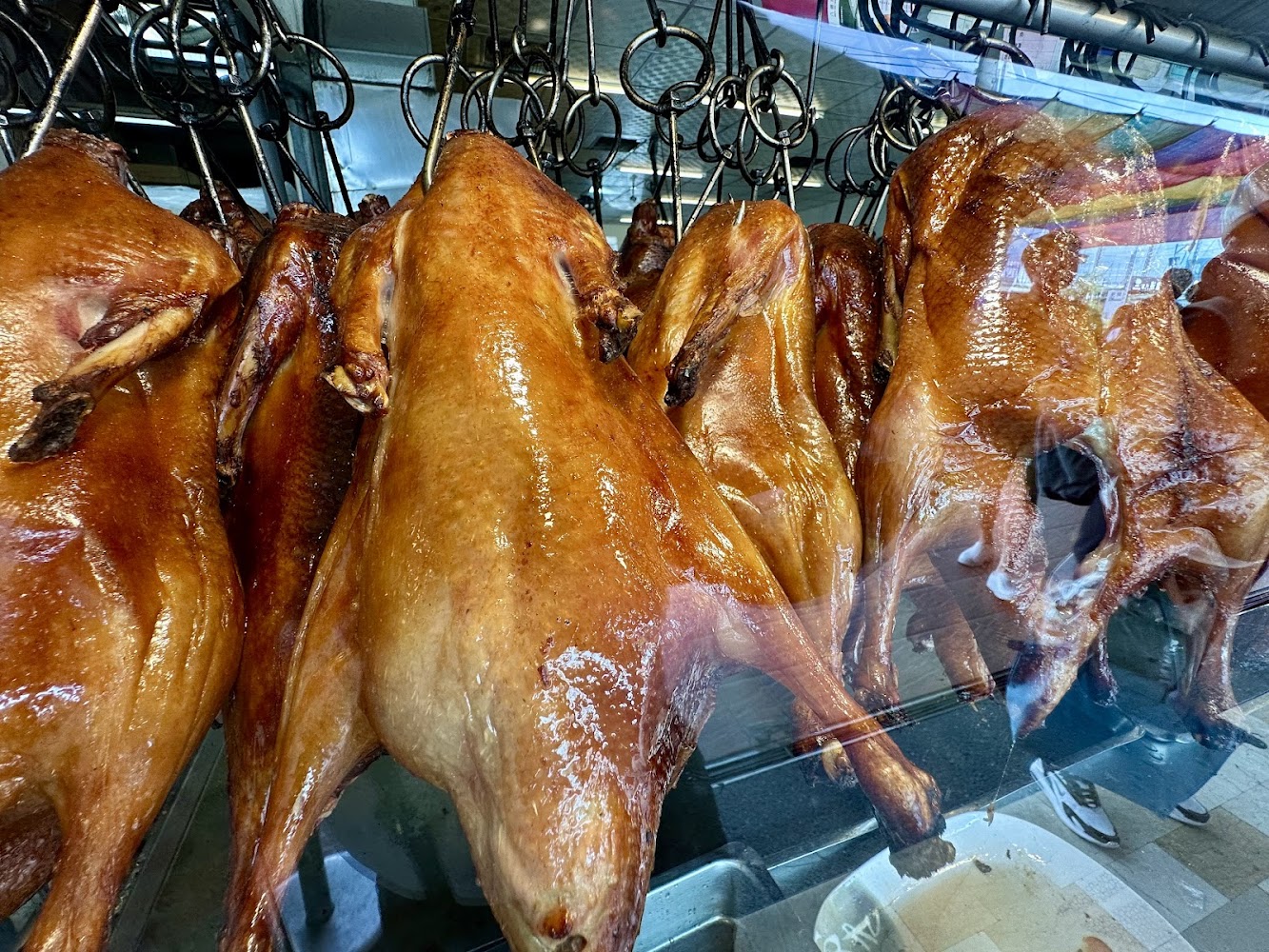 店內懸掛多隻烤鴨