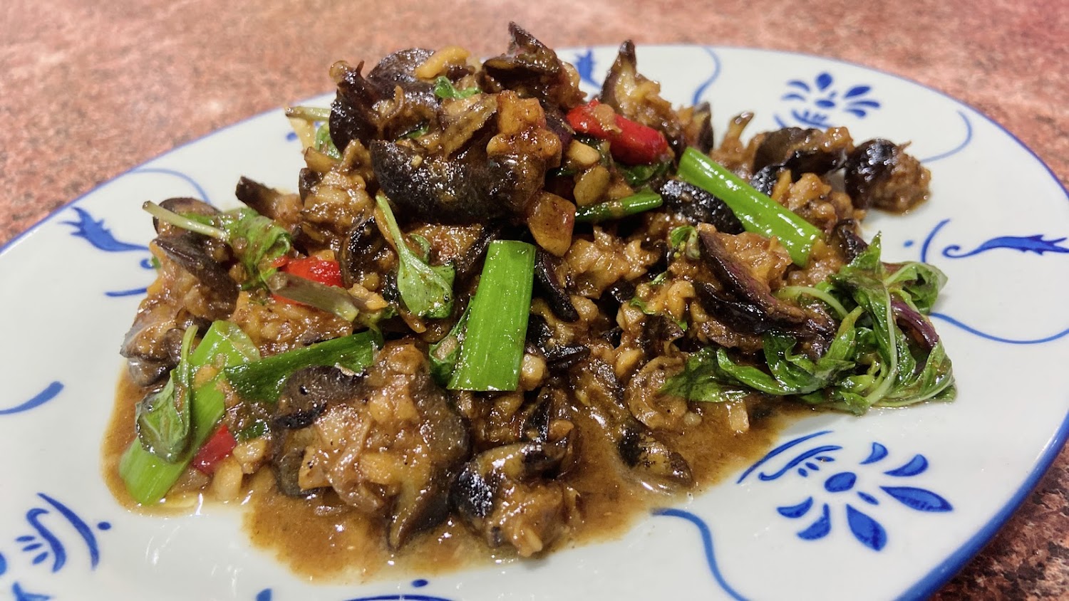 熱炒螺肉搭配九層塔與辣椒,色澤鮮亮