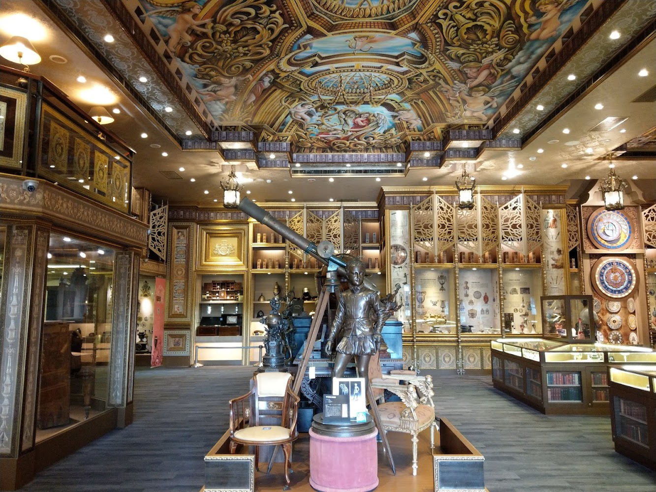 西洋古董展館與華麗天花板壁畫