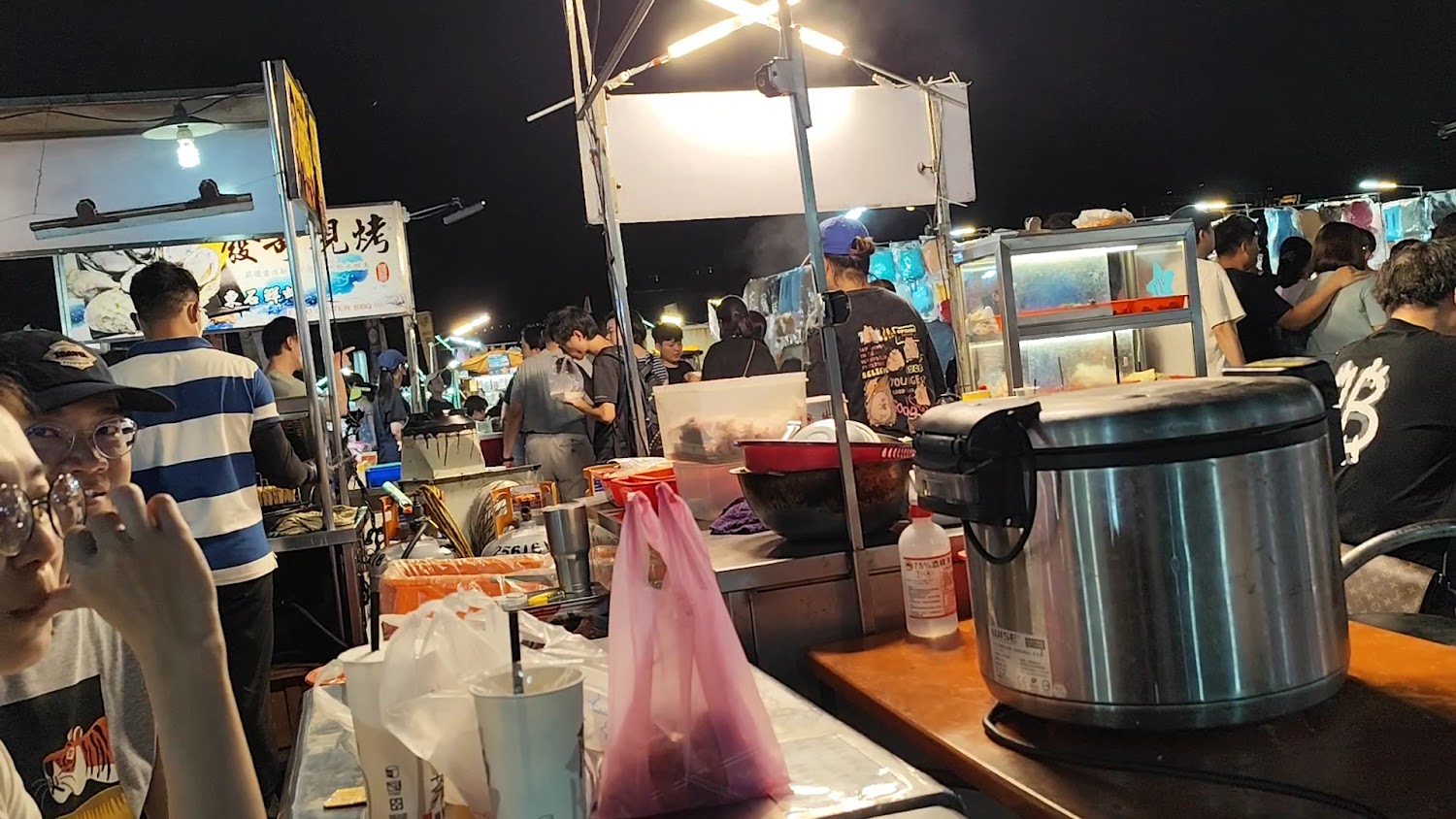 旱溪觀光夜市用餐攤位前人潮擁擠畫面