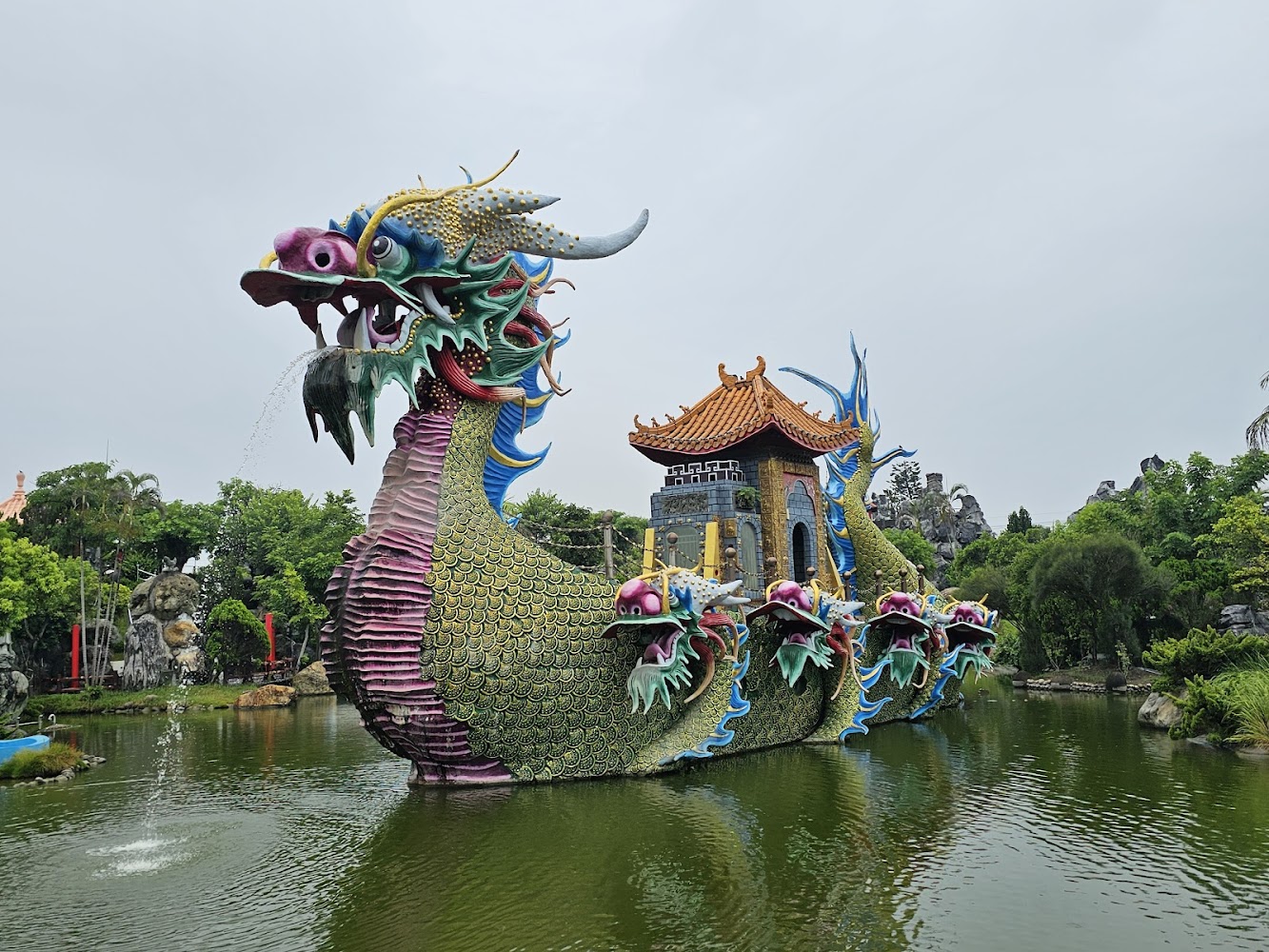 巨大龍形船造景