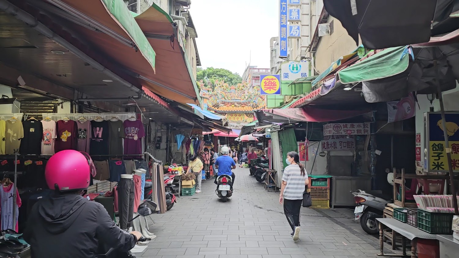 金山老街市集街景與遠方廟宇
