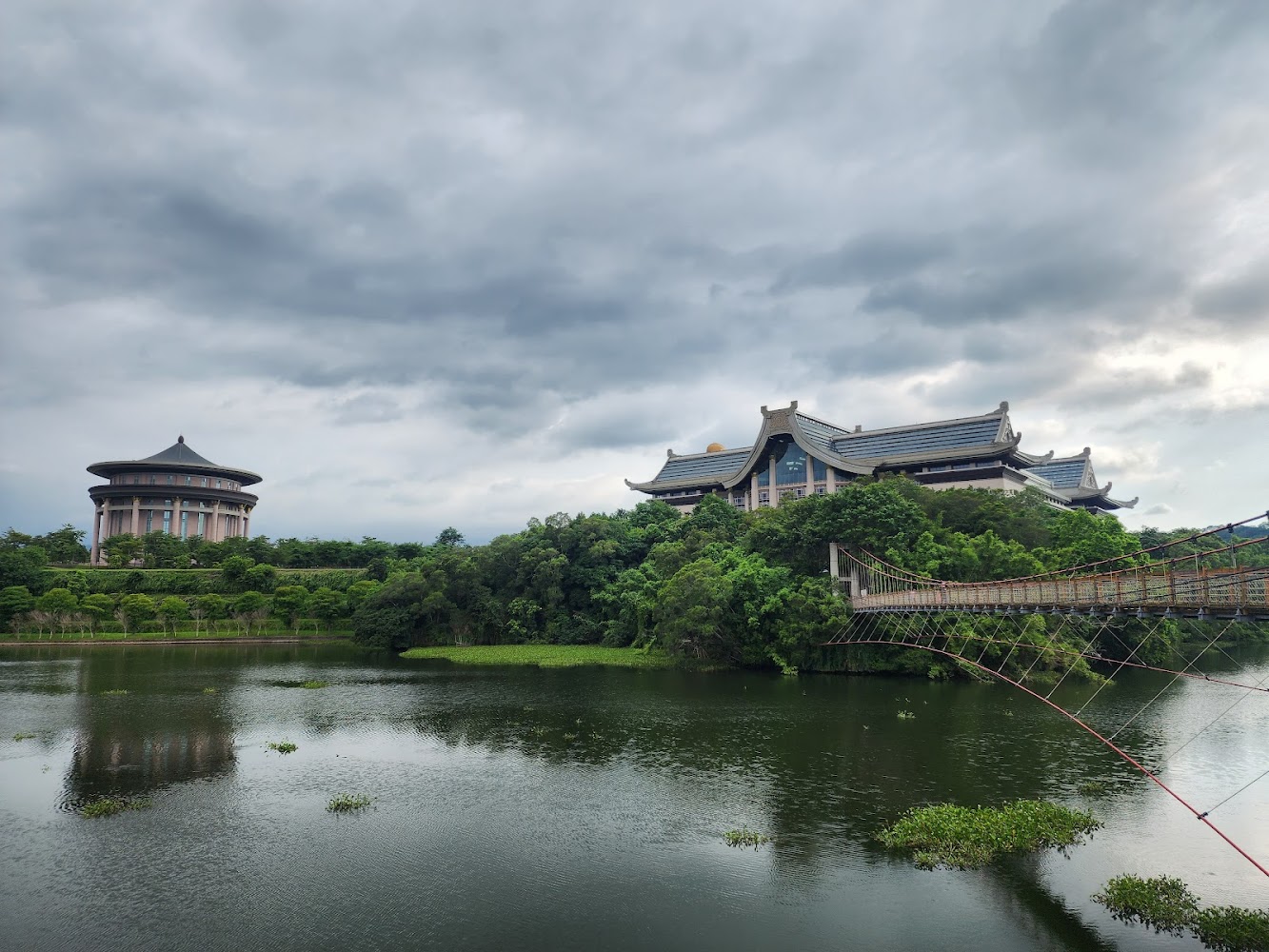 湖邊傳統中式建築現代圓形建築與吊橋