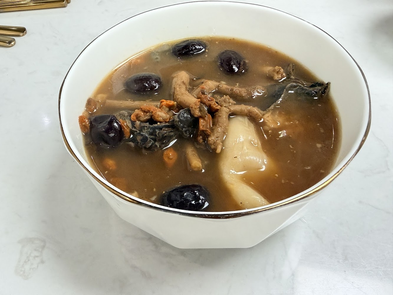 雞肉藥膳湯近拍,內有枸杞與紅棗