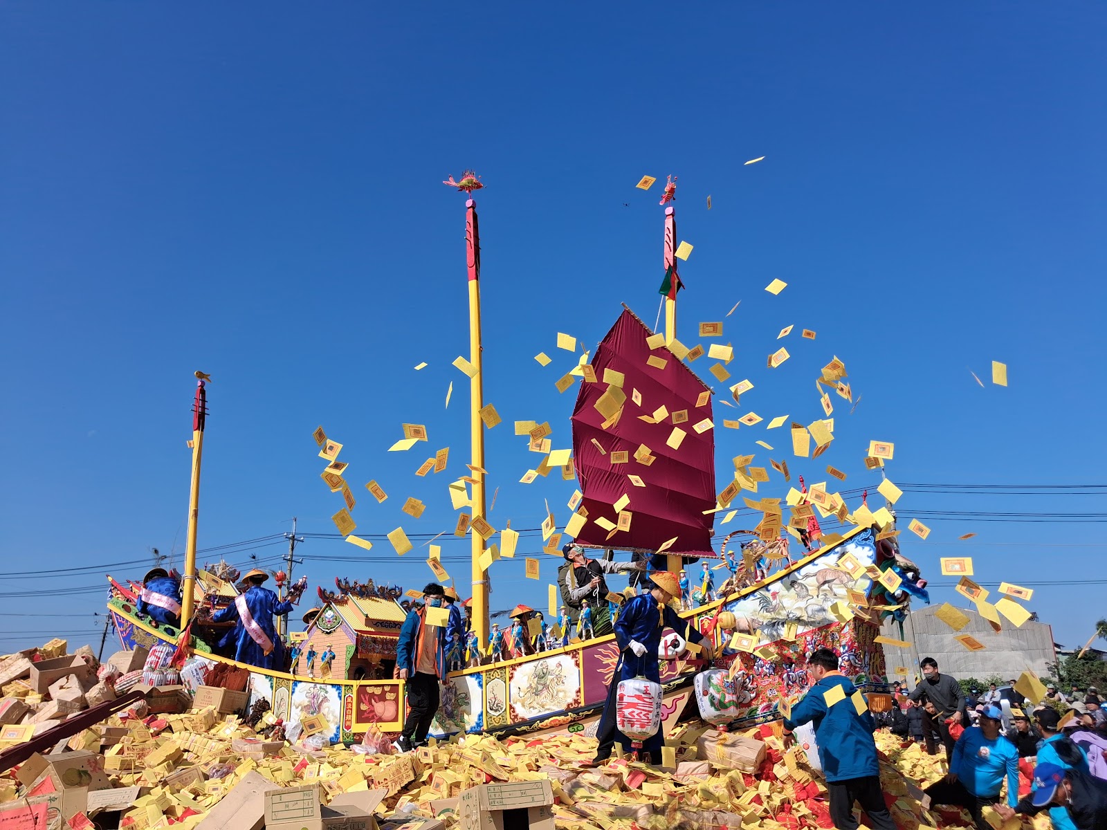佳里金唐殿祭典，炮仗與金紙飛揚