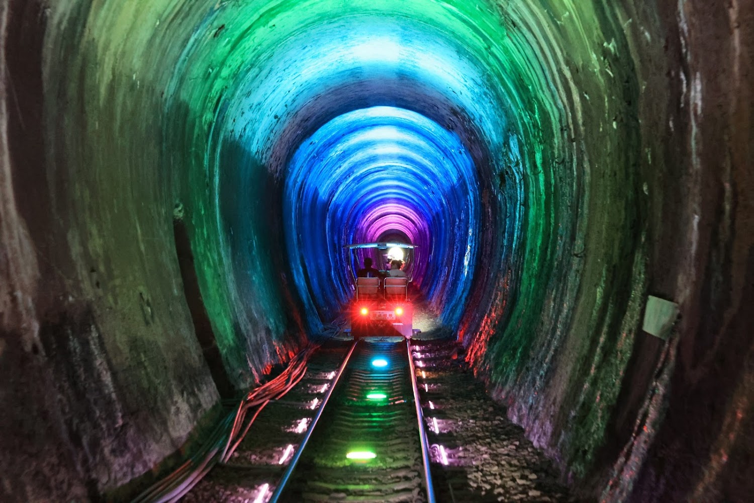 舊山線隧道群彩色燈光與行進中的鐵道小車