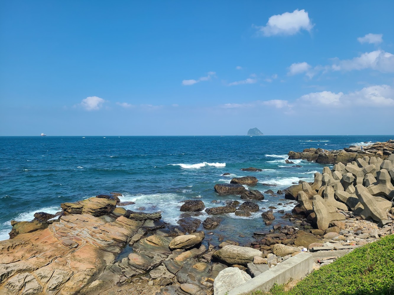 外木山濱海風景區海景與遠方基隆嶼