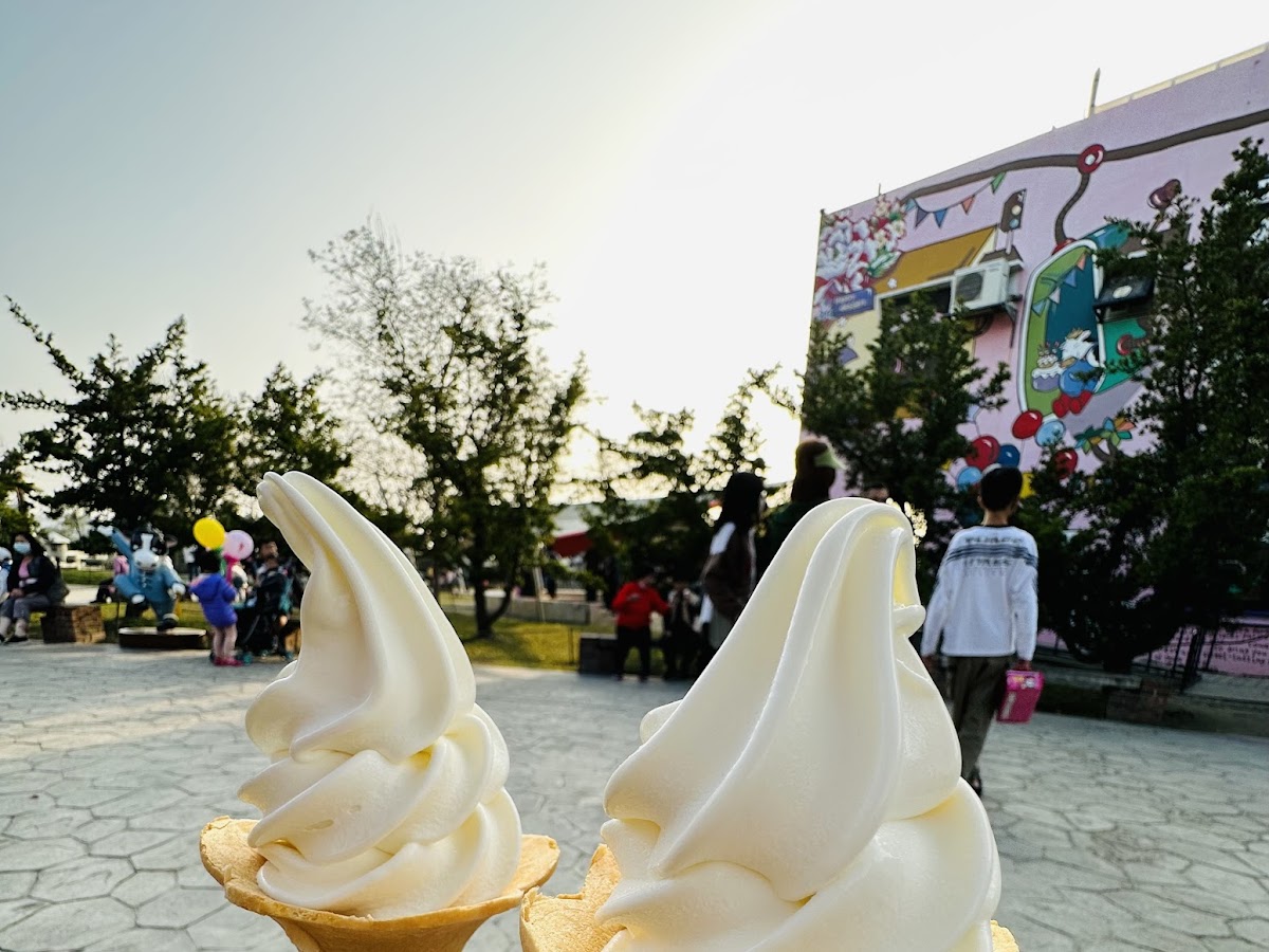 千巧谷牛樂園牧場乳牛近距離接觸，餵食體驗
