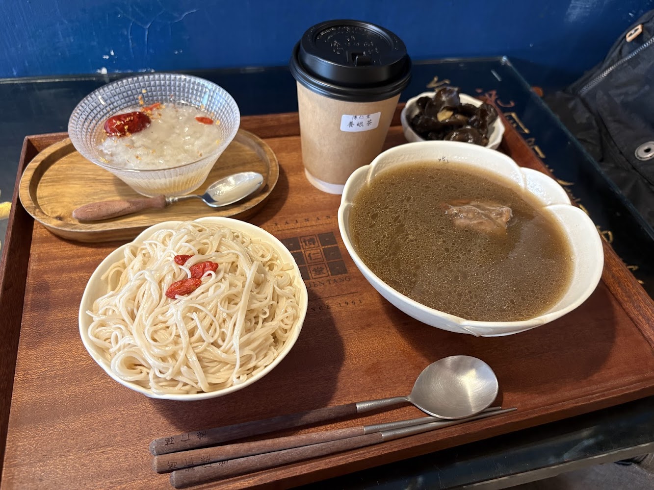 中式養生套餐含麵線燉湯甜湯與茶飲