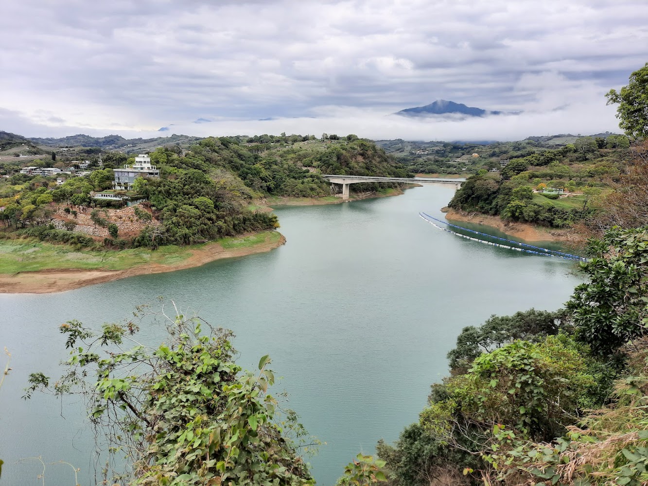 鯉魚潭觀景台遠眺水庫與山景