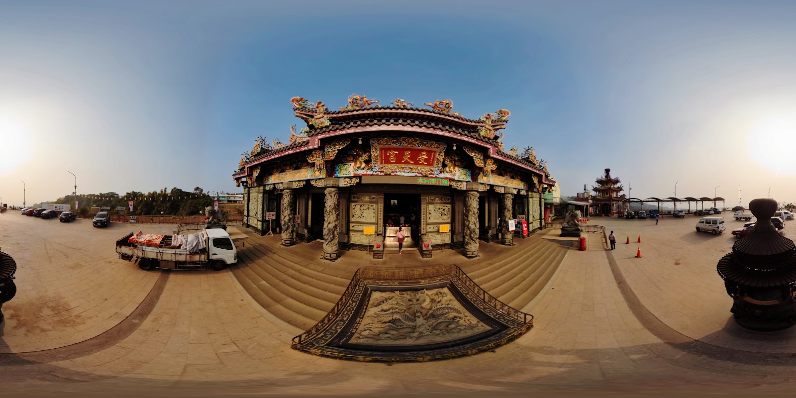 黃昏時分松柏嶺受天宮廟埕入口全景，燈火初上氣氛迷人