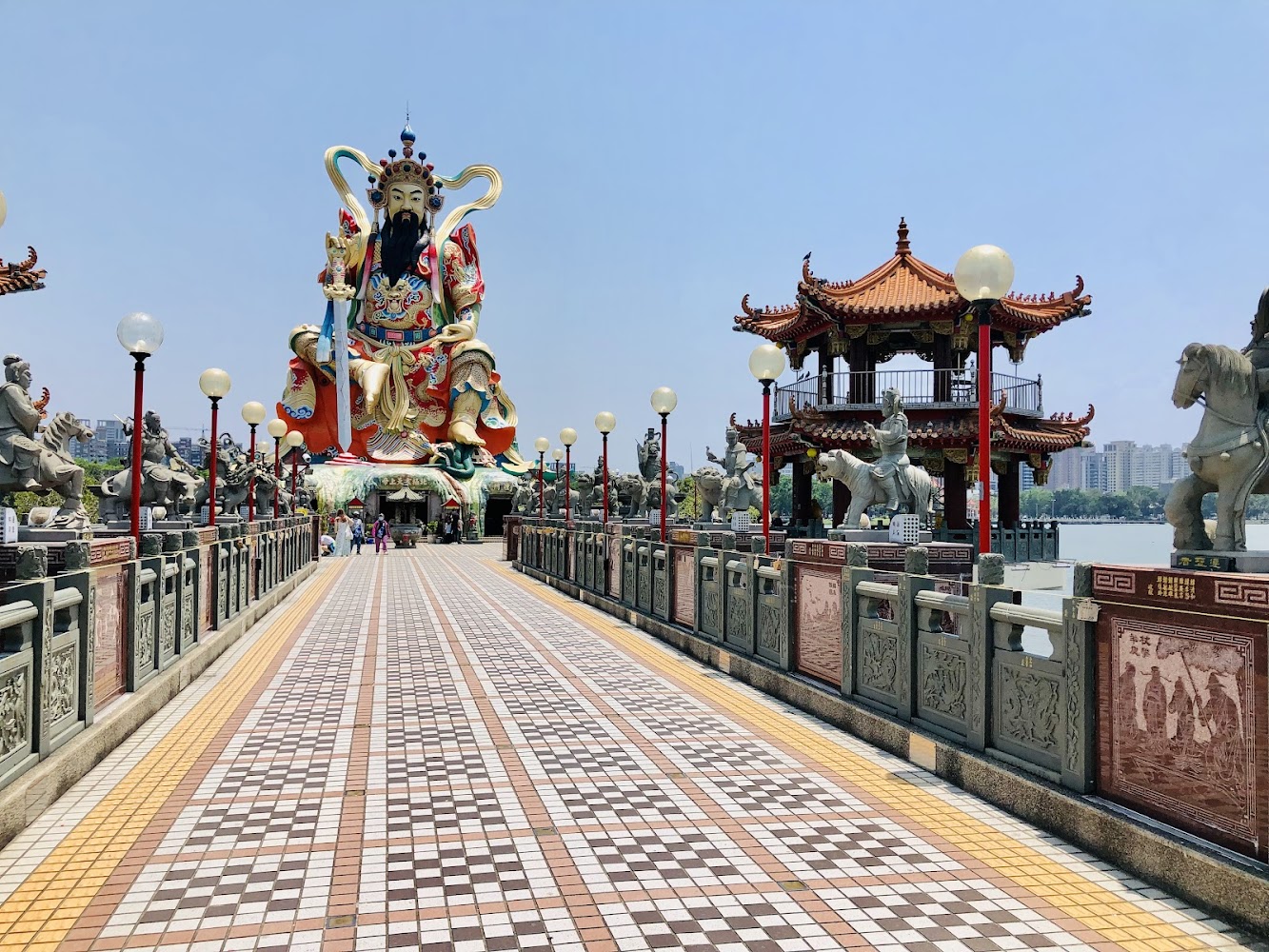 蓮池潭寺廟區大型關公雕像入口