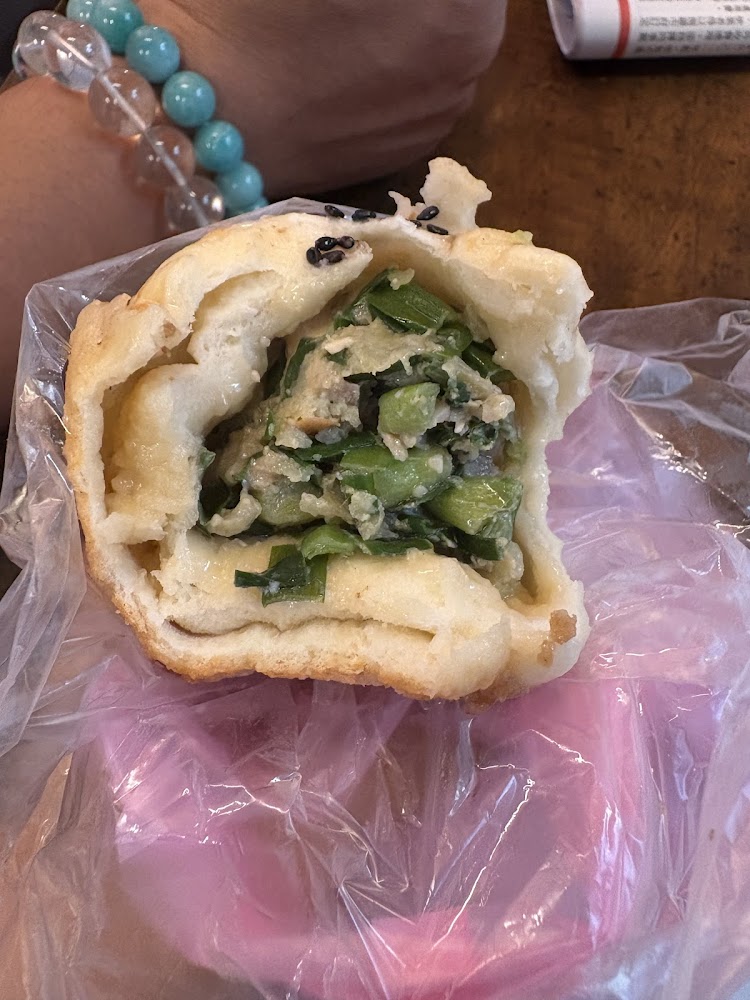 咬開的水煎包可見高麗菜與肉末內餡