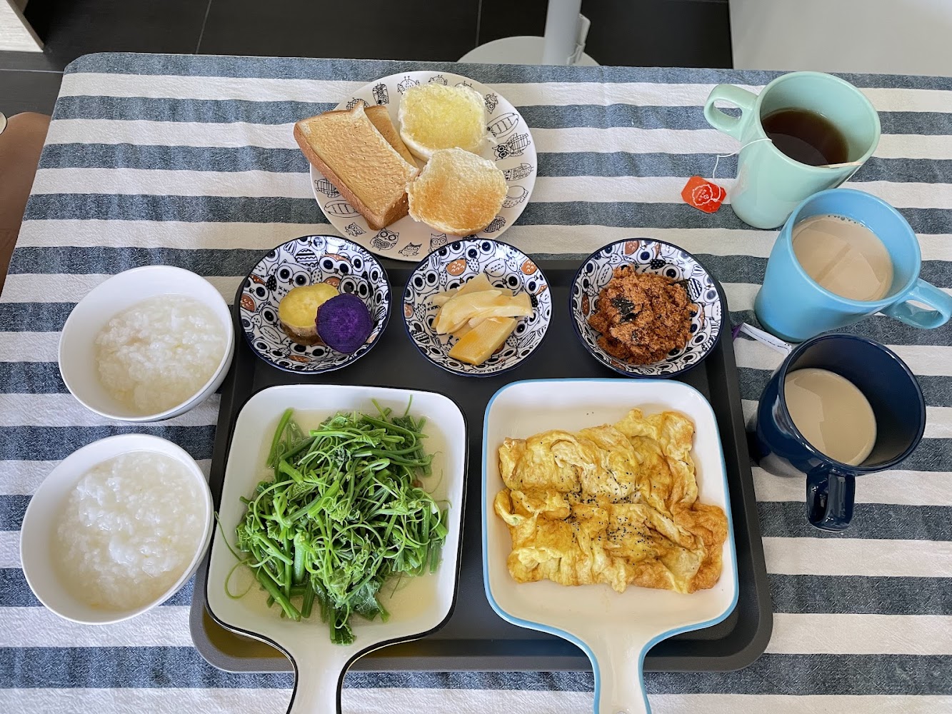 豐富早餐包含白粥、炒蛋、炒青菜、麵包、紅茶、奶茶、地瓜與水果