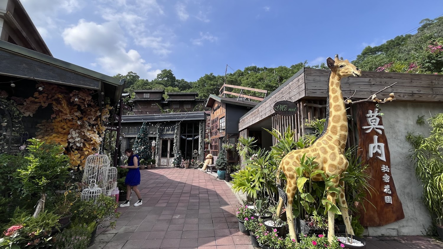 莫內秘密花園停車場入口周邊環境與招牌