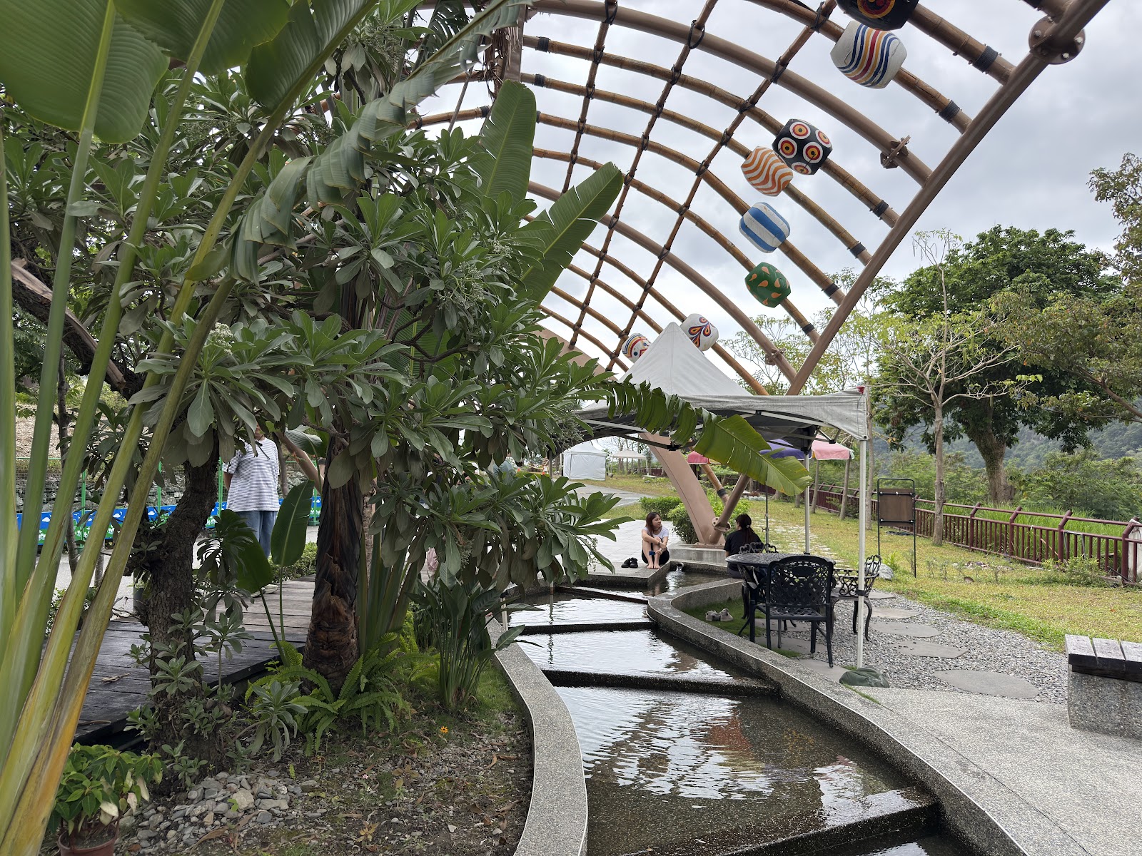 嘉蘭溫泉公園拱形竹架泡腳池遊客泡腳,台東溫泉