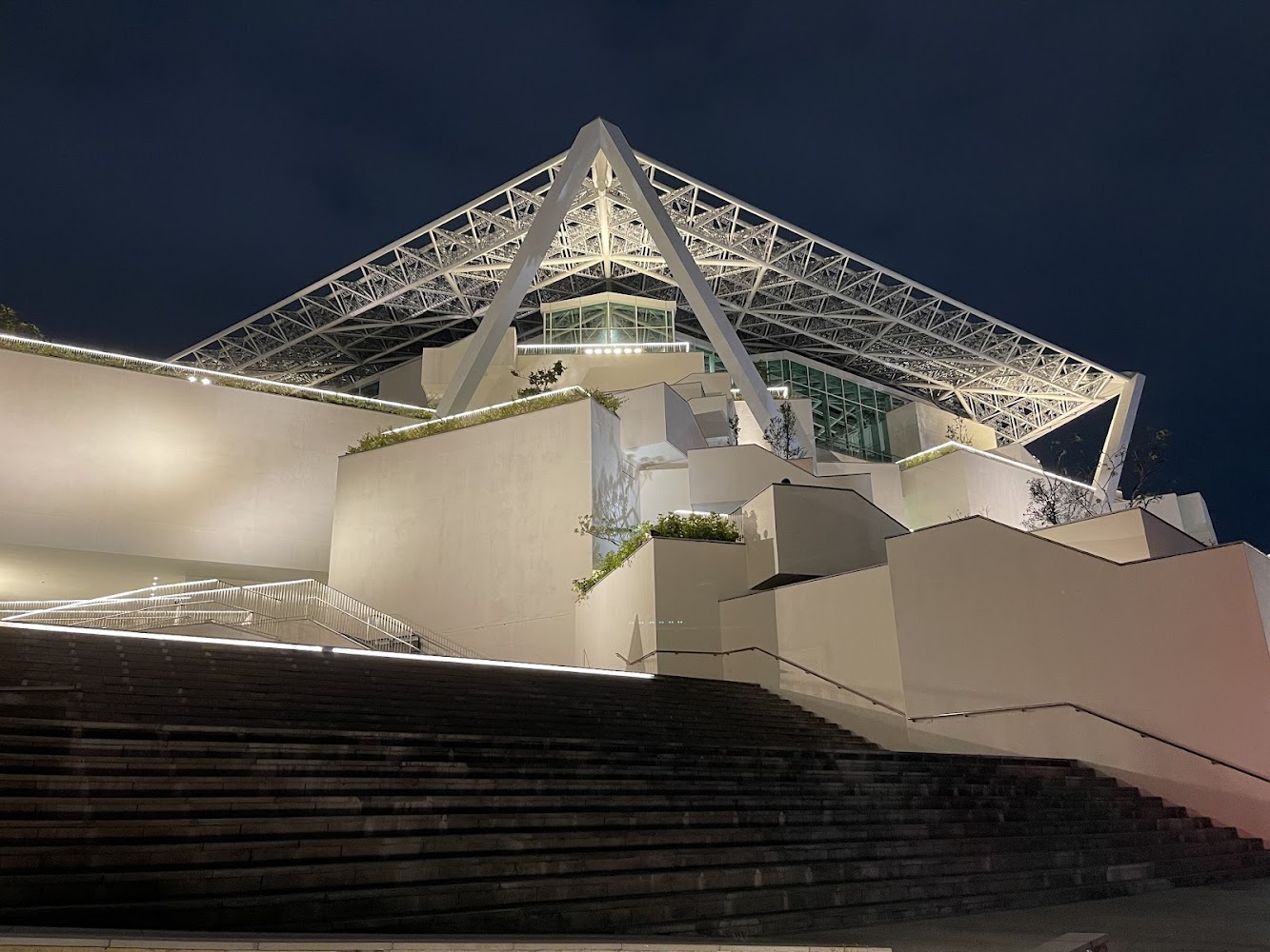 臺南市美術館二館白色幾何建築外觀