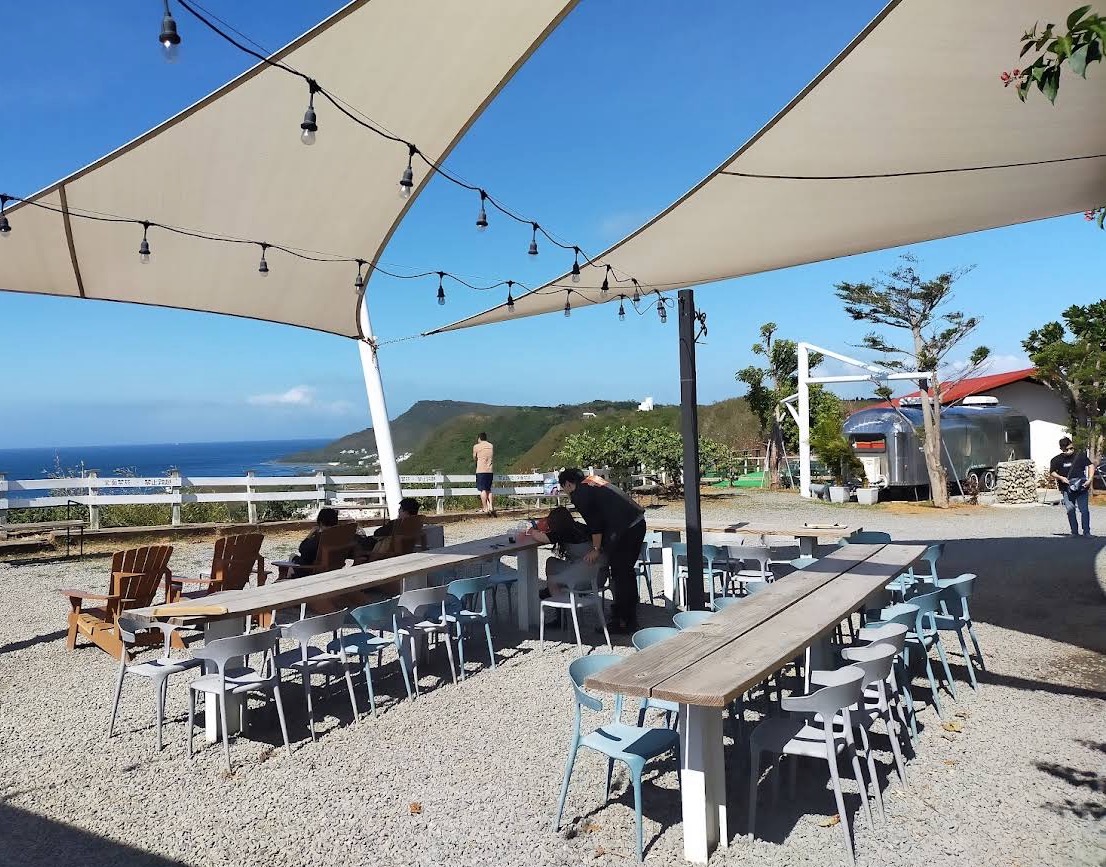 山男咖啡戶外用餐區與海景山丘