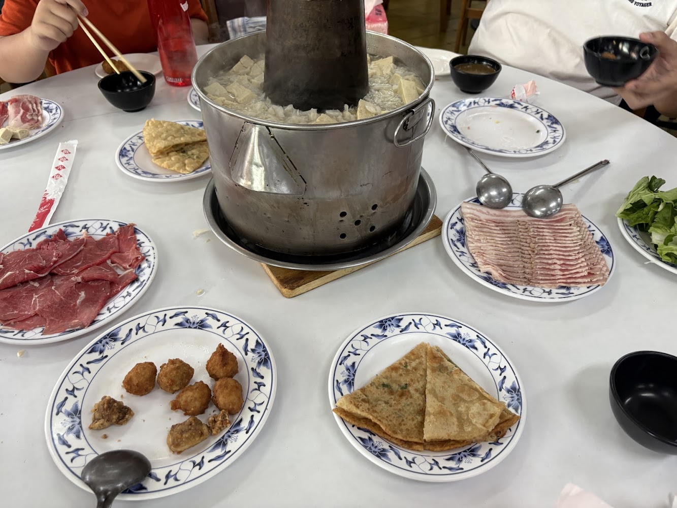 台電勵進餐廳多人火鍋聚餐場景