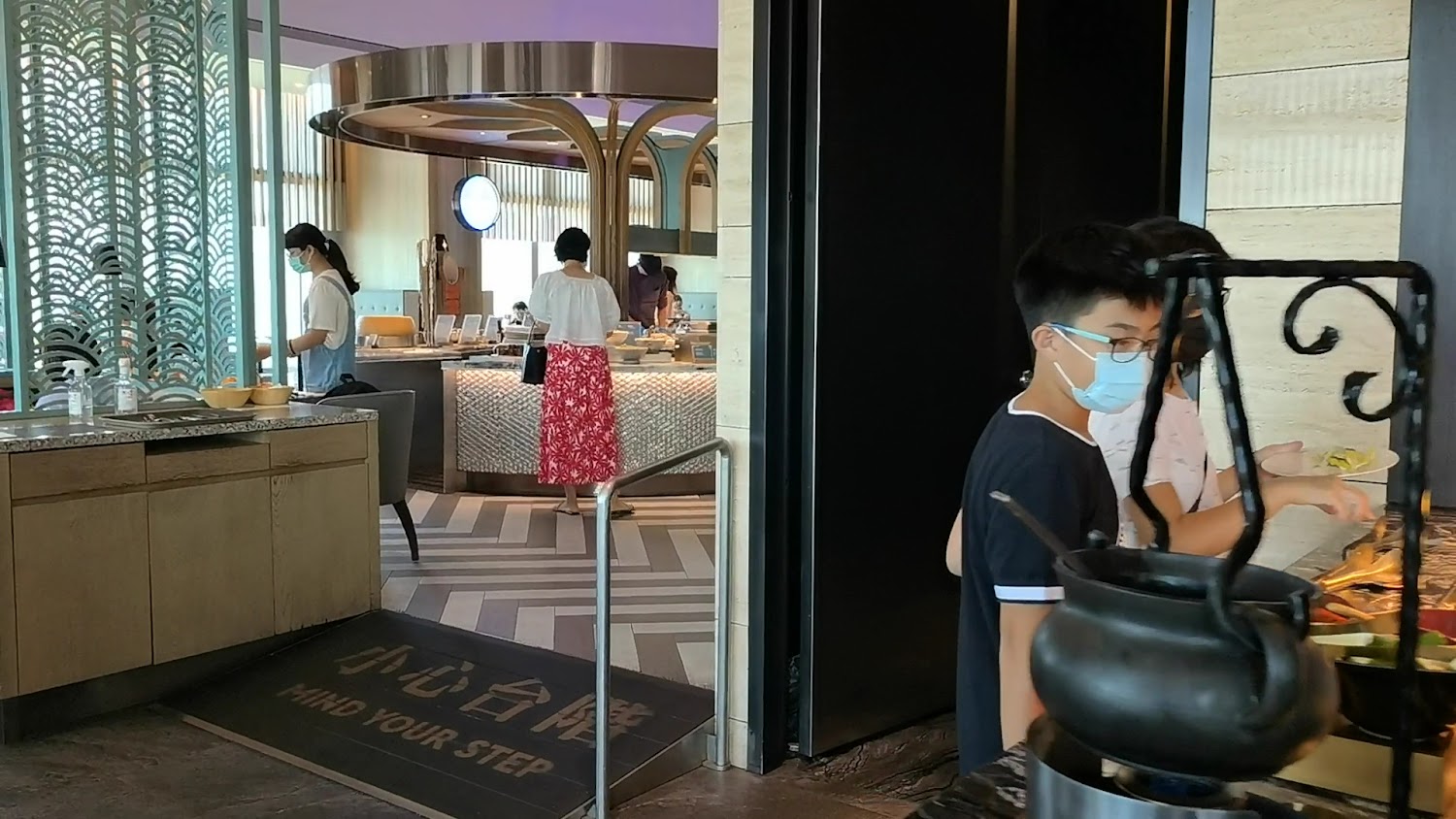 自助餐廳內取餐動線與熱食區