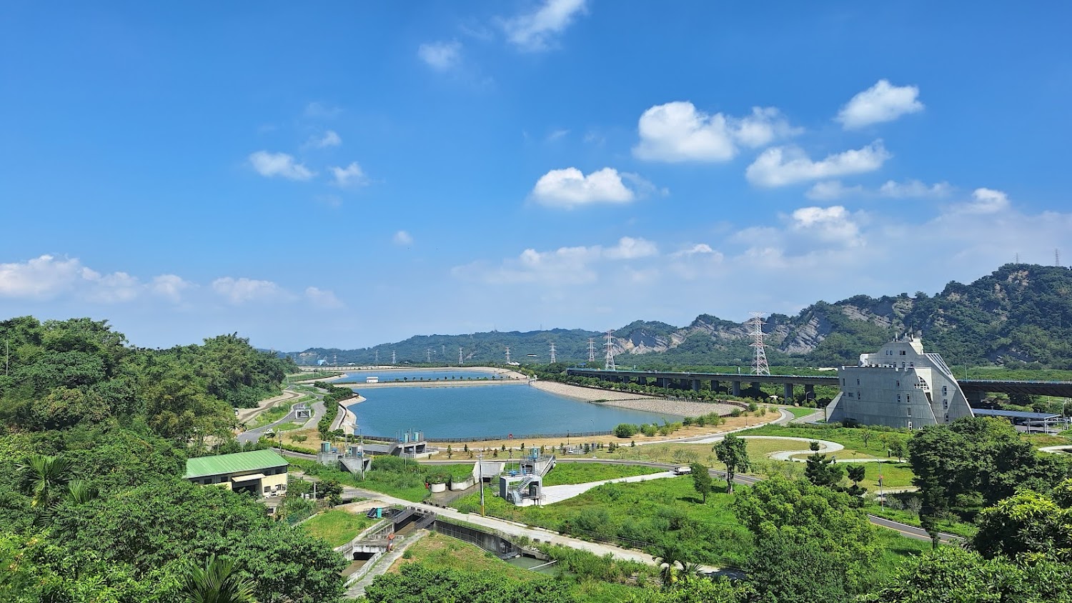 鳥嘴潭人工湖瞭望台遠眺湖景