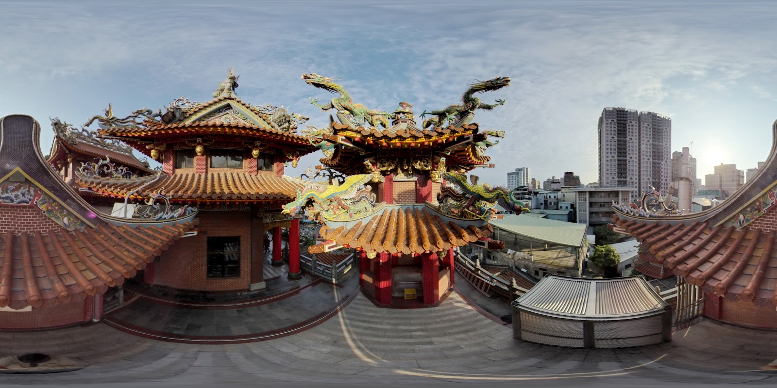 蘆洲湧蓮寺廟頂金龍裝飾全景都市天際線
