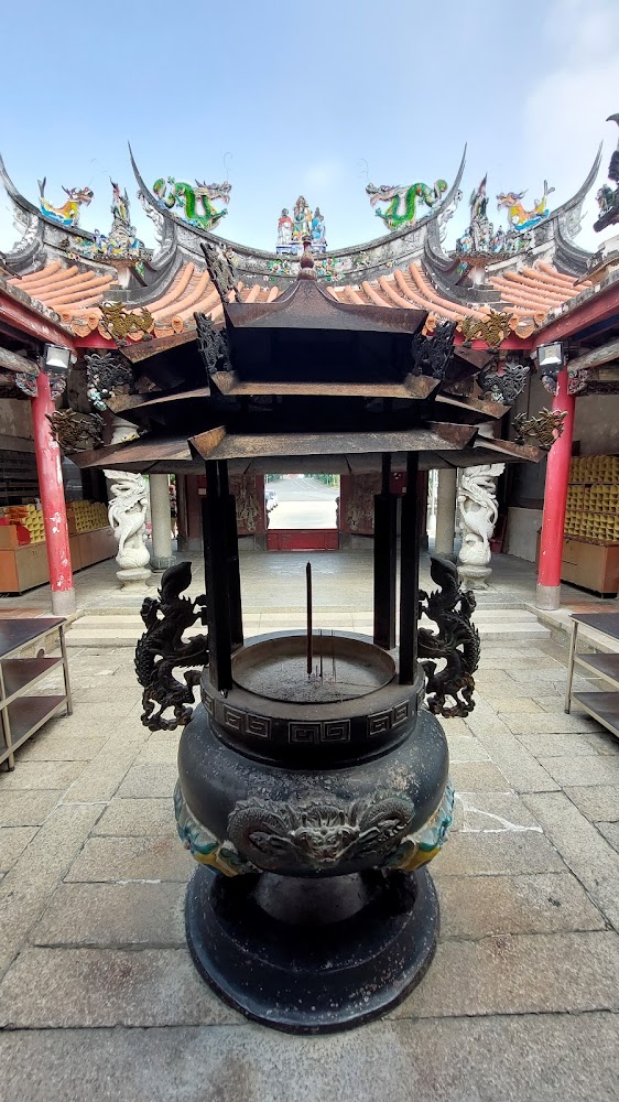 笨港水仙宮香爐與廟宇細部裝飾